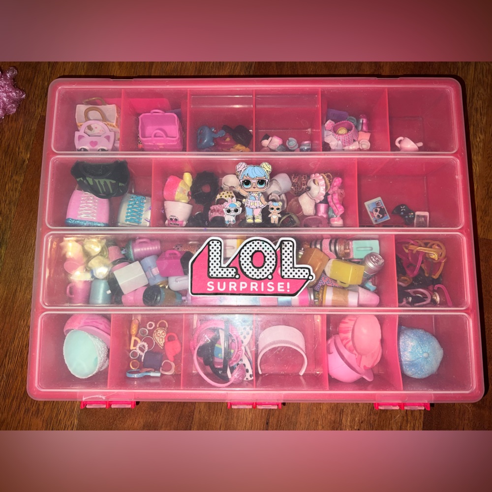 LOL SURPRISE DOLLS & ACCESORIES!